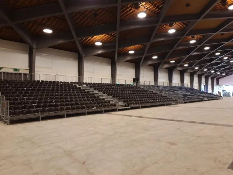 Installation de gradins pour un concert à Baume-les-Dames, Baume-les-Dames, EST EVENEMENT